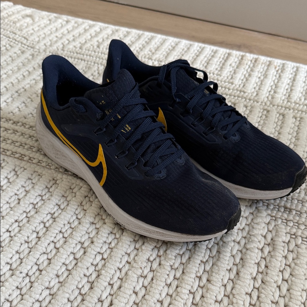 Nike Men's Dark Blue and Gold Athletic Shoes
